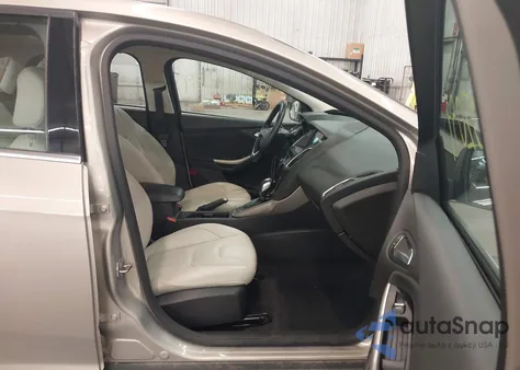 2016 Ford Focus Titanium z USA, uszkodzony, nr VIN 1FADP3N28GL326197